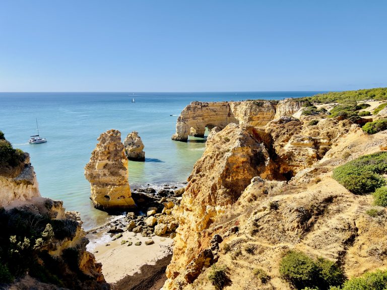Praia da Marinha: Wandern und Wellenbaden im Herbst