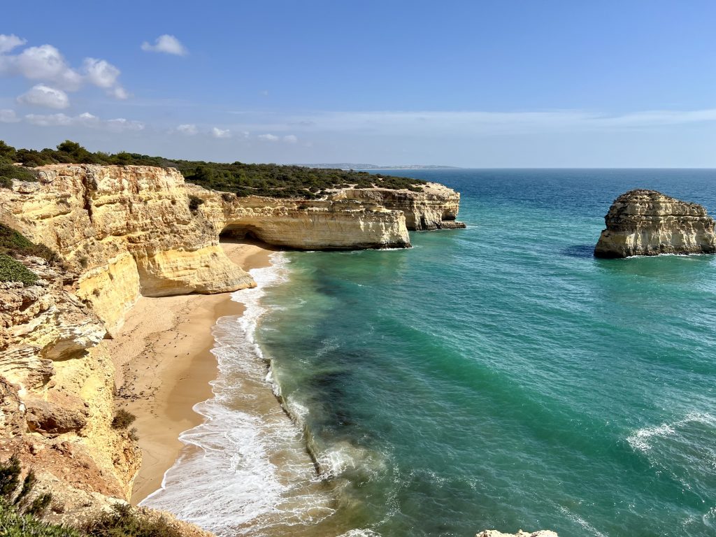 Leere Strände weit und breit. Die Algarve ist im Herbst ein Traum. Leere Strände weit und breit. Die Algarve ist im Herbst ein Traum.