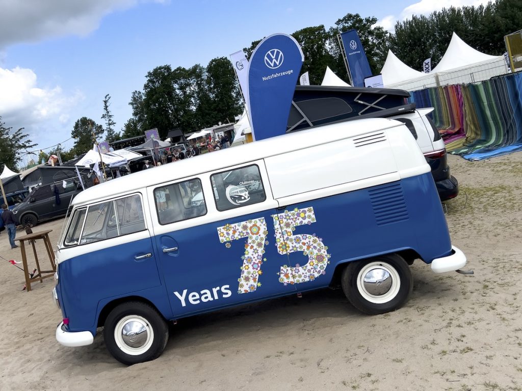 Ein VW Bus aus Anlass des 75 Geburtstags vom Bulli auf Fehmarn.