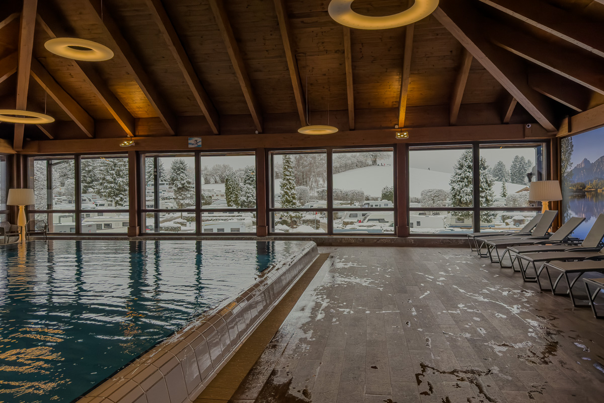 Das Panorama-Hallenbad bietet fr&uuml;h morgens und abends Erwachsenen exklusive Badezeit.