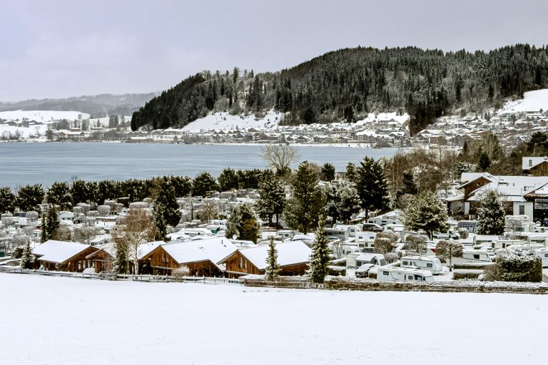 Zwischen Schnee, Hallenbad und Alpenpanorama - 5-Sterne-Wintercamping am Hopfensee