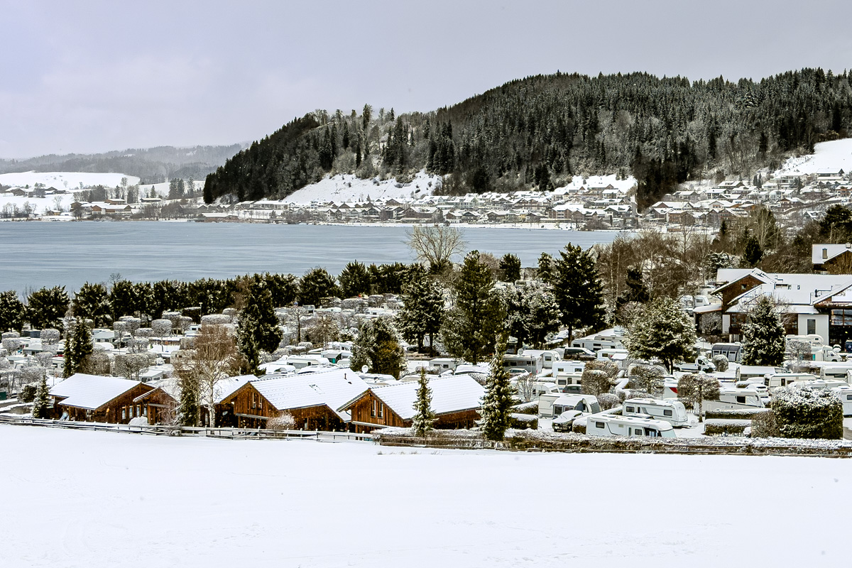 Zwischen Schnee, Hallenbad und Alpenpanorama - 5-Sterne-Wintercamping am Hopfensee