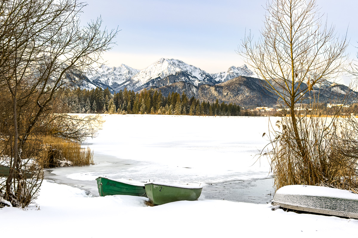 Der Hopfensee ist nur durch eine Hecke vom Campingplatz getrennt.