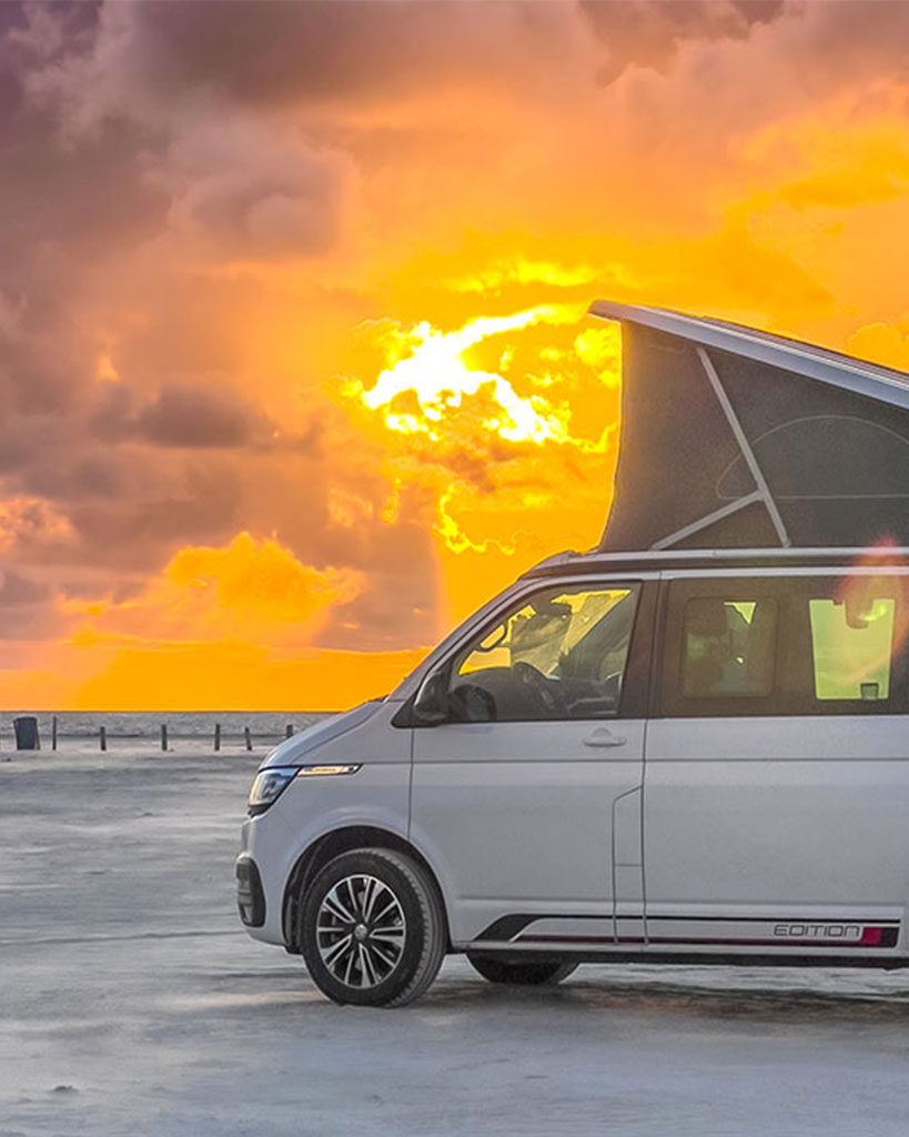 Bulli am Strand &ndash; Vanlife Magazin vanlife-escape.com